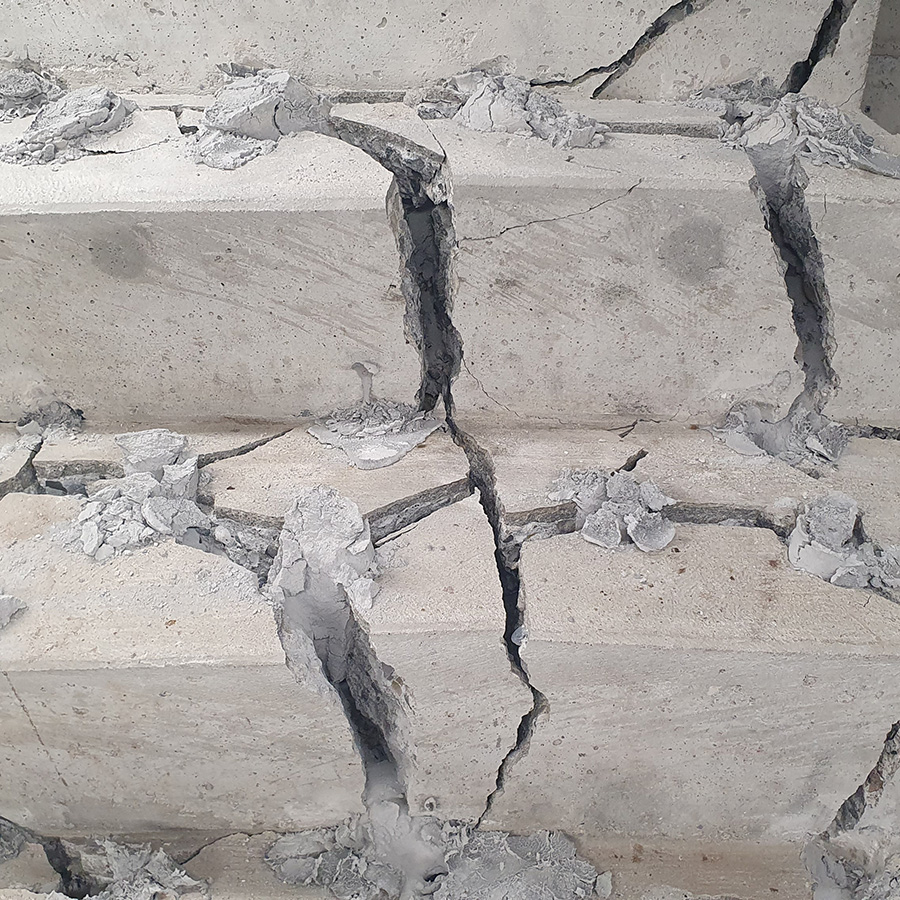 Concrete blocks fully cracked with BETONAMIT – boreholes in a grid