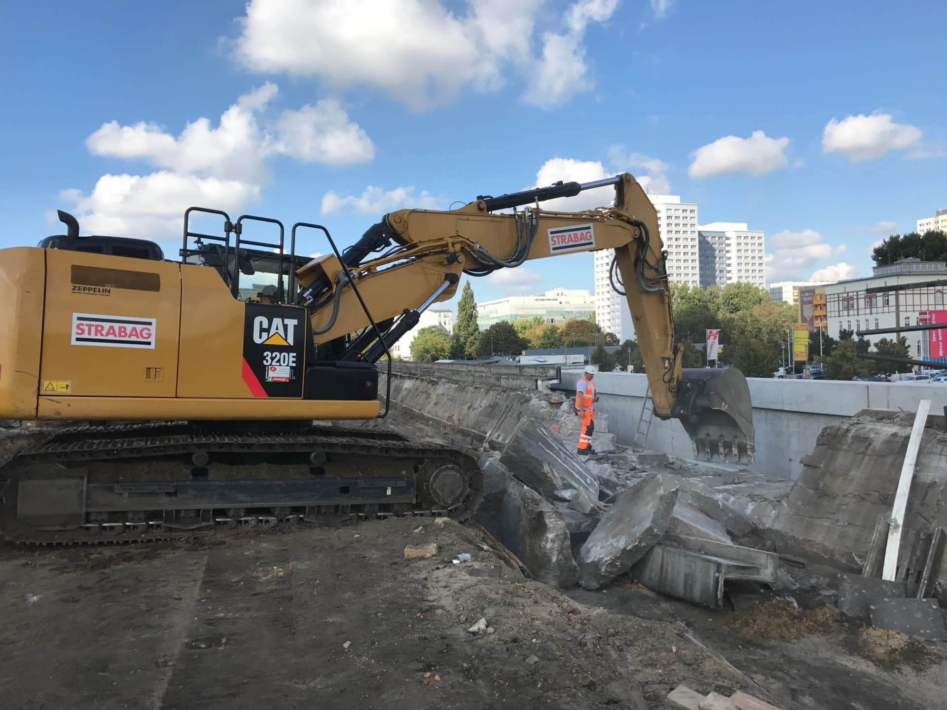 Demolition of a concrete basin on an inner-city site