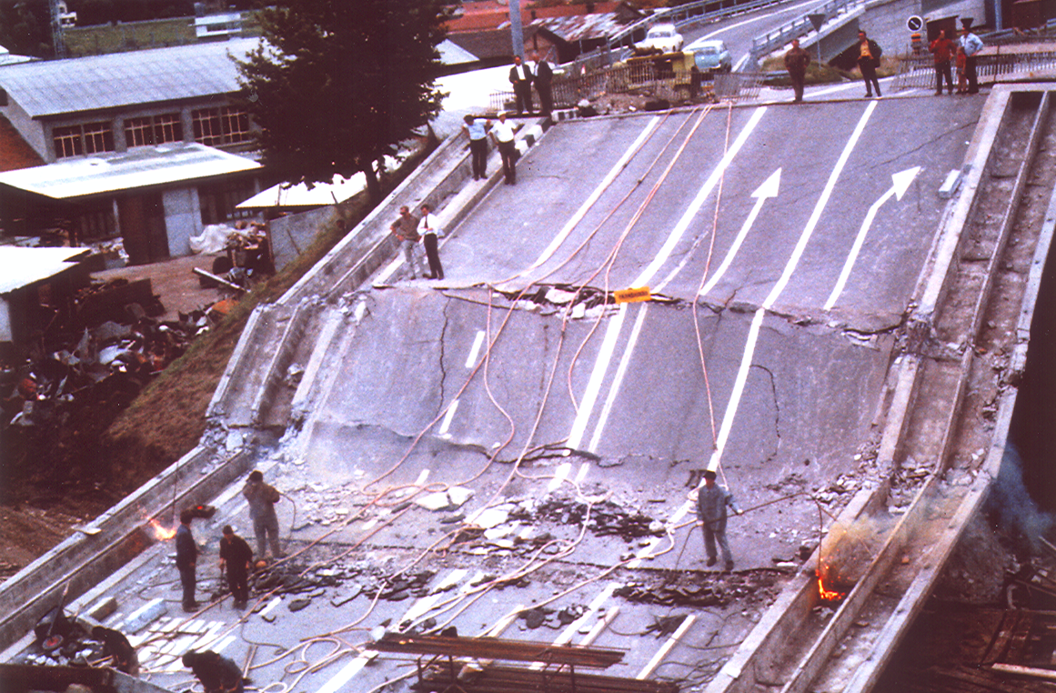 Salvage work using the oxygen core lance developed by KUBATEC