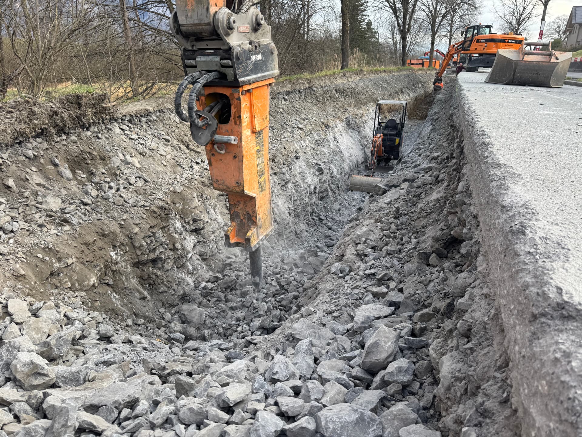 Trench excavation in rock: material pre-loosened without vibration