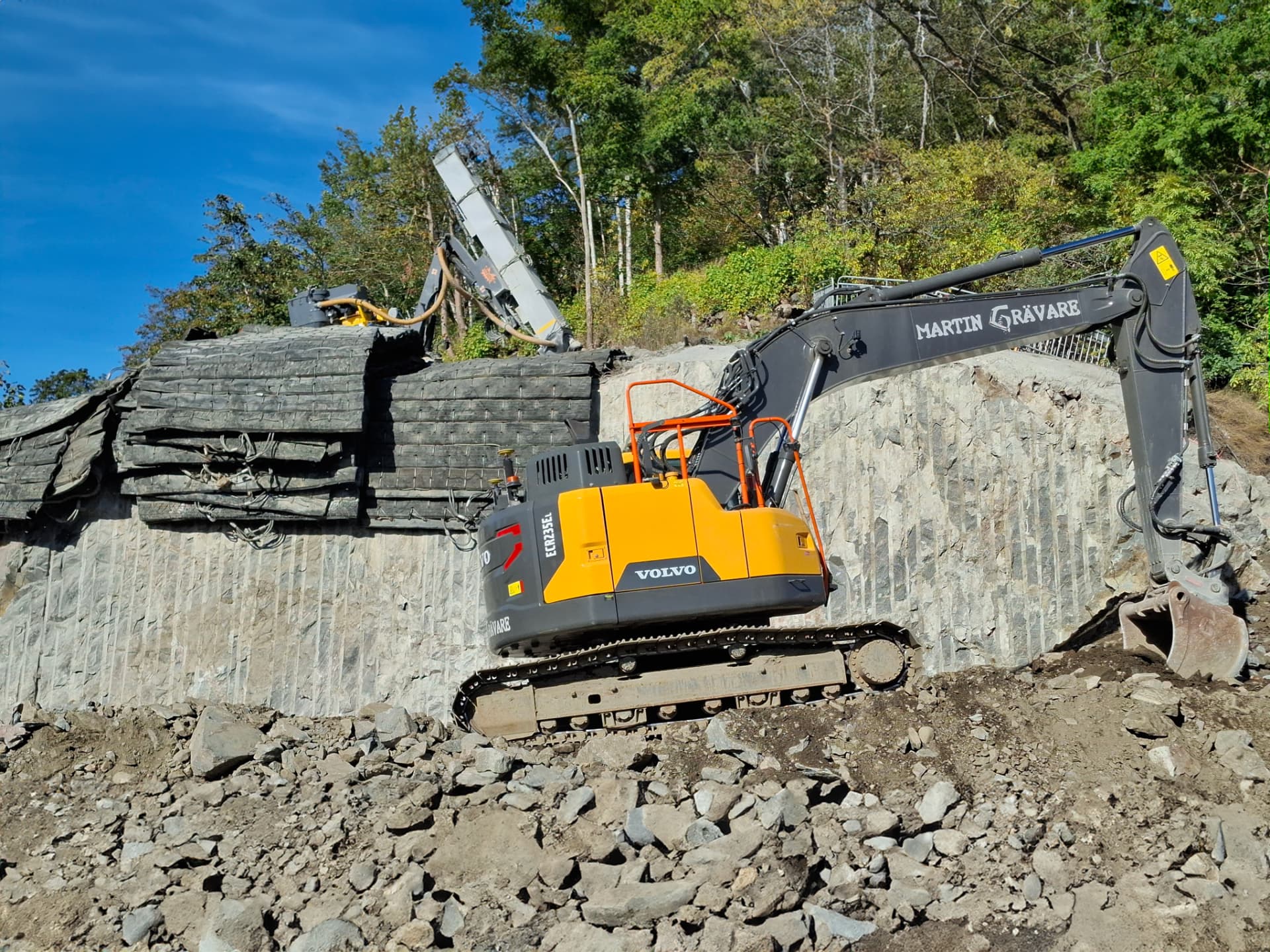 Rock face removed in rows of drill holes – excavation in a residential area
