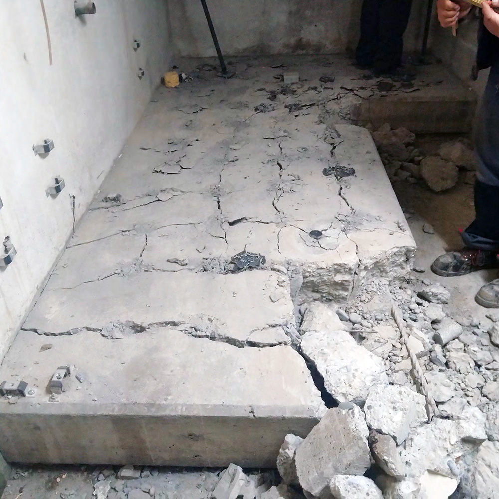 Indoor concrete foundation demolished without vibration