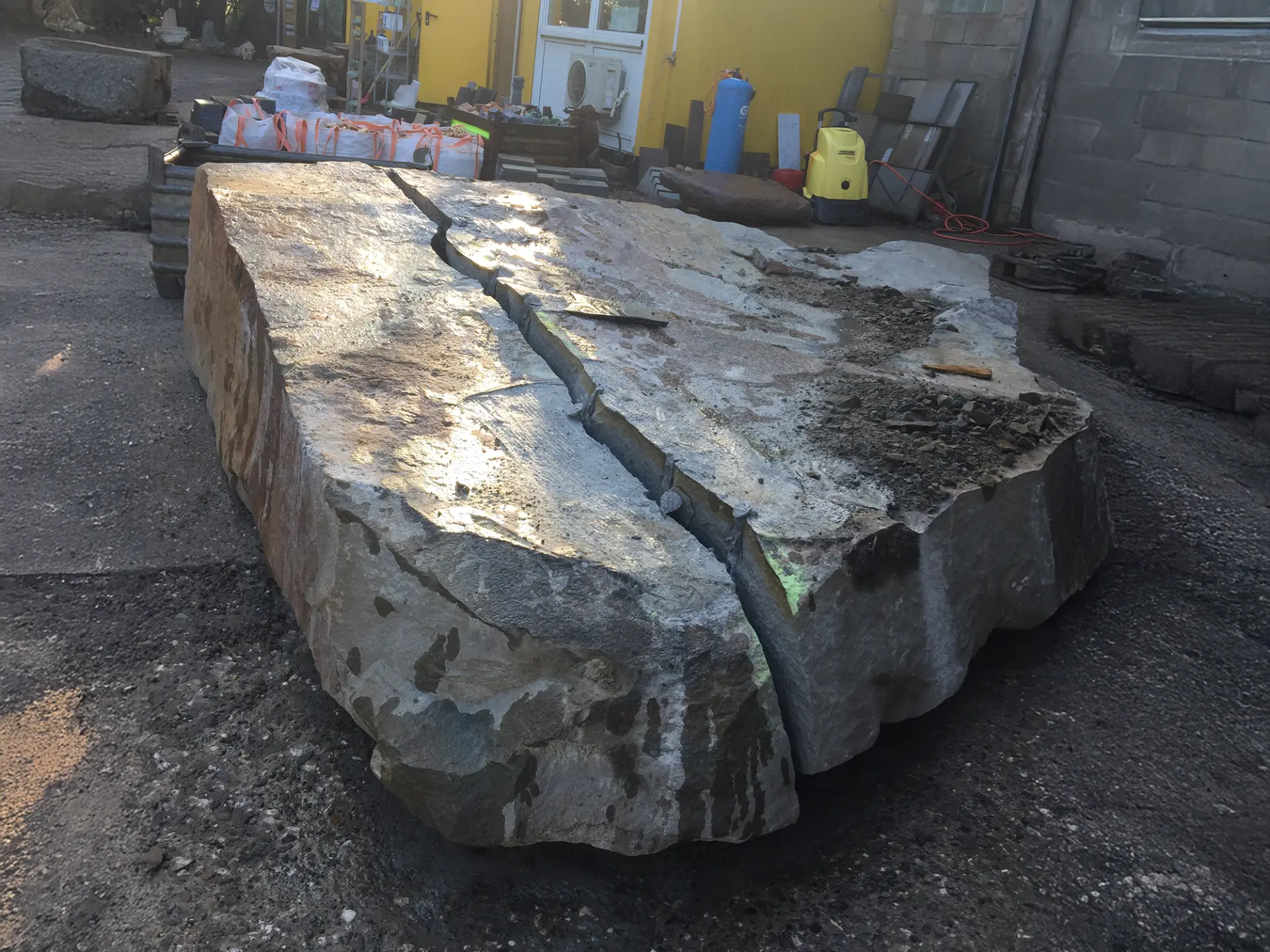 Boulder split with BETONAMIT expansive agent