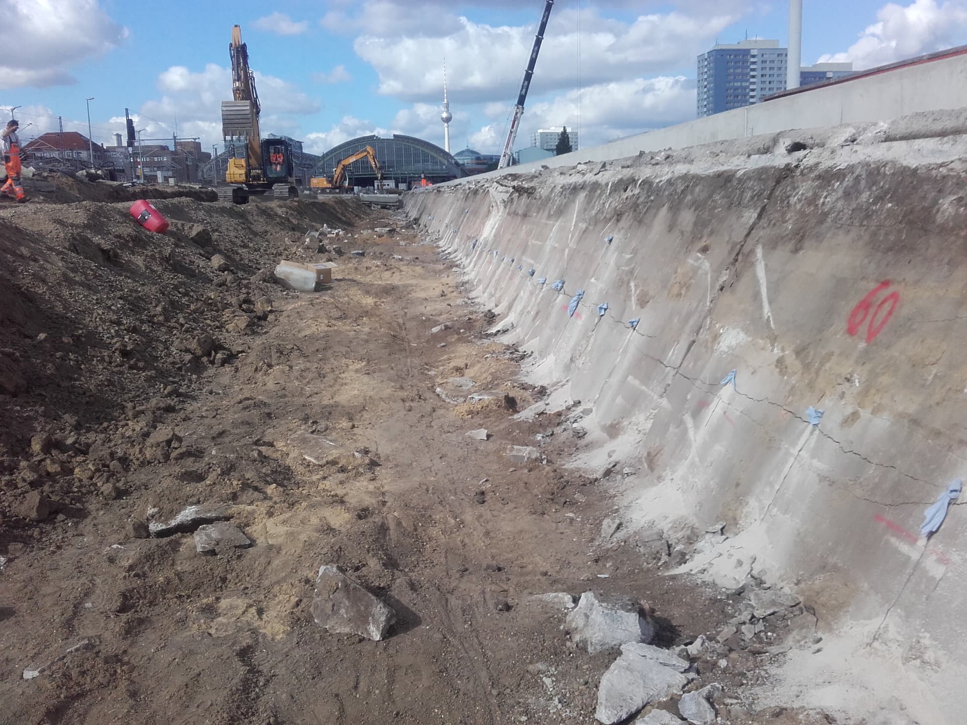 Concrete wall cracked in a controlled way along the drill hole row