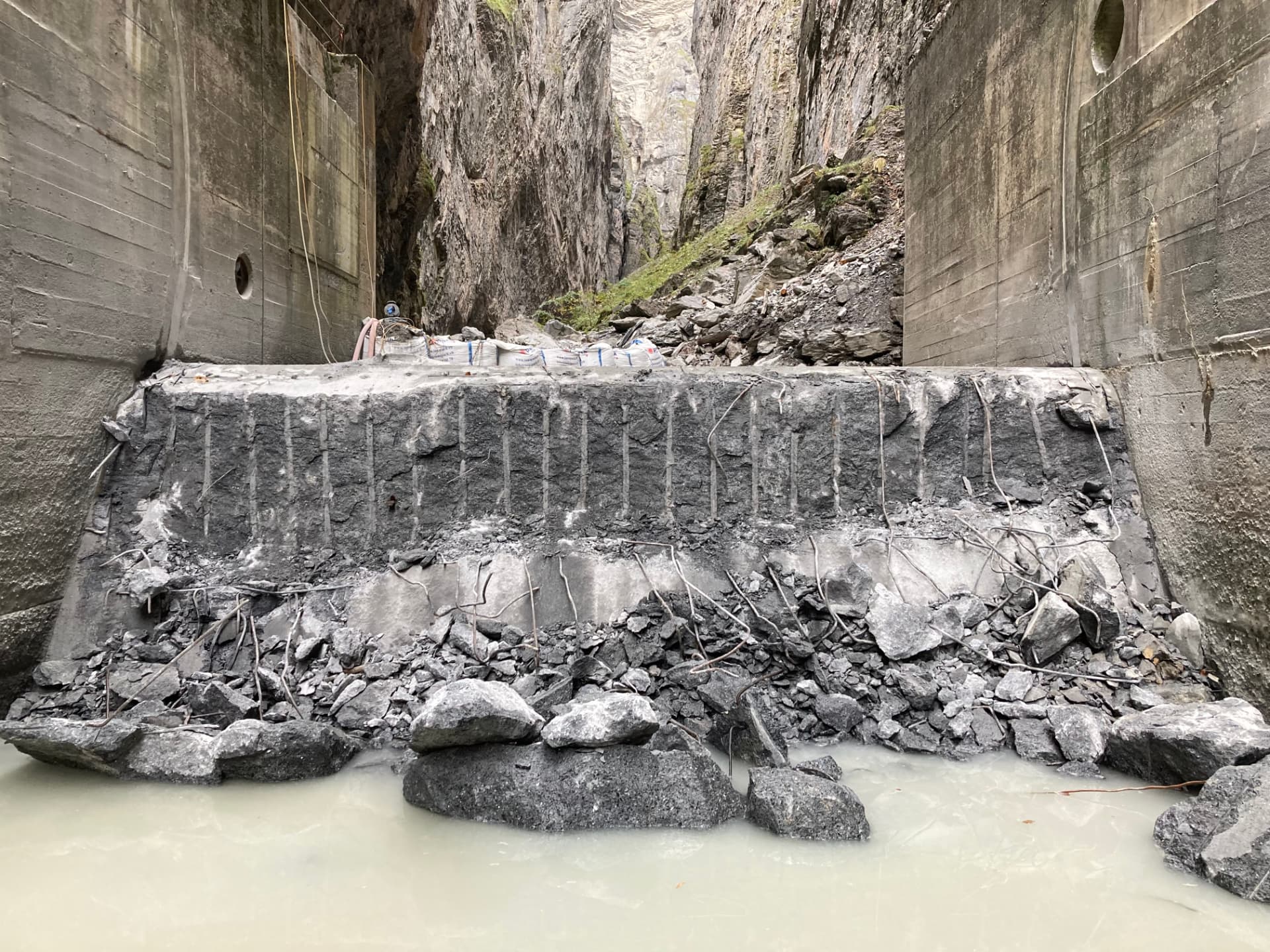 Removal of a concrete barrier in a gorge without blasting