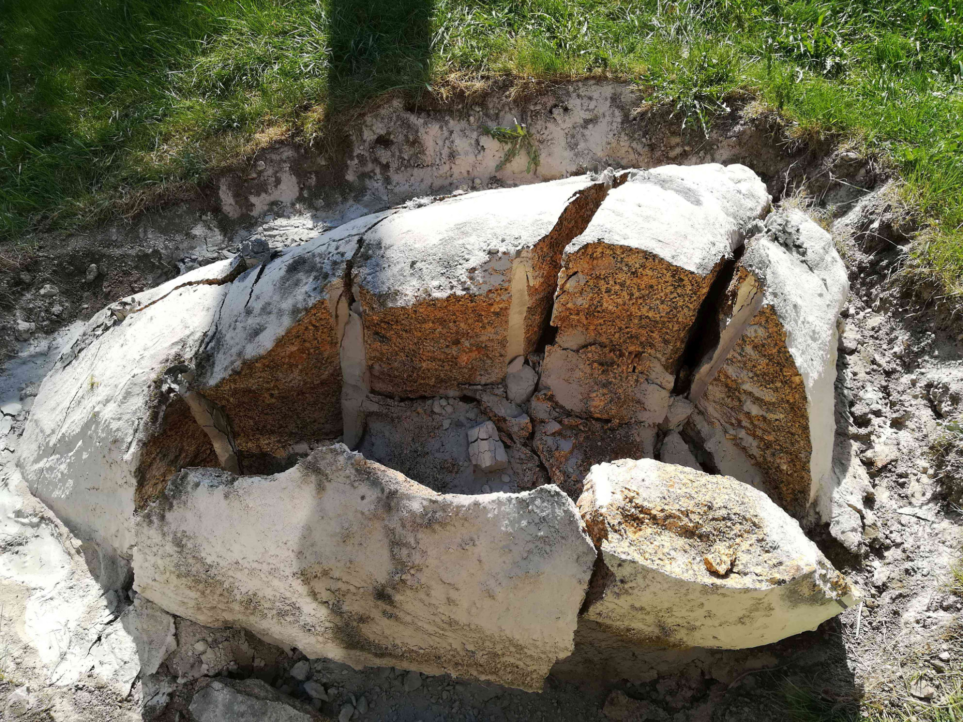 Granite block separated into segments without vibration