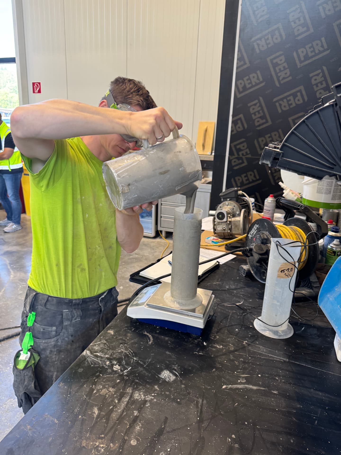 Filled measuring jug with mixed BETONAMIT on a scale