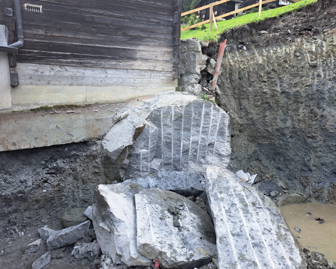 Rock splitting in a tight excavation next to a building
