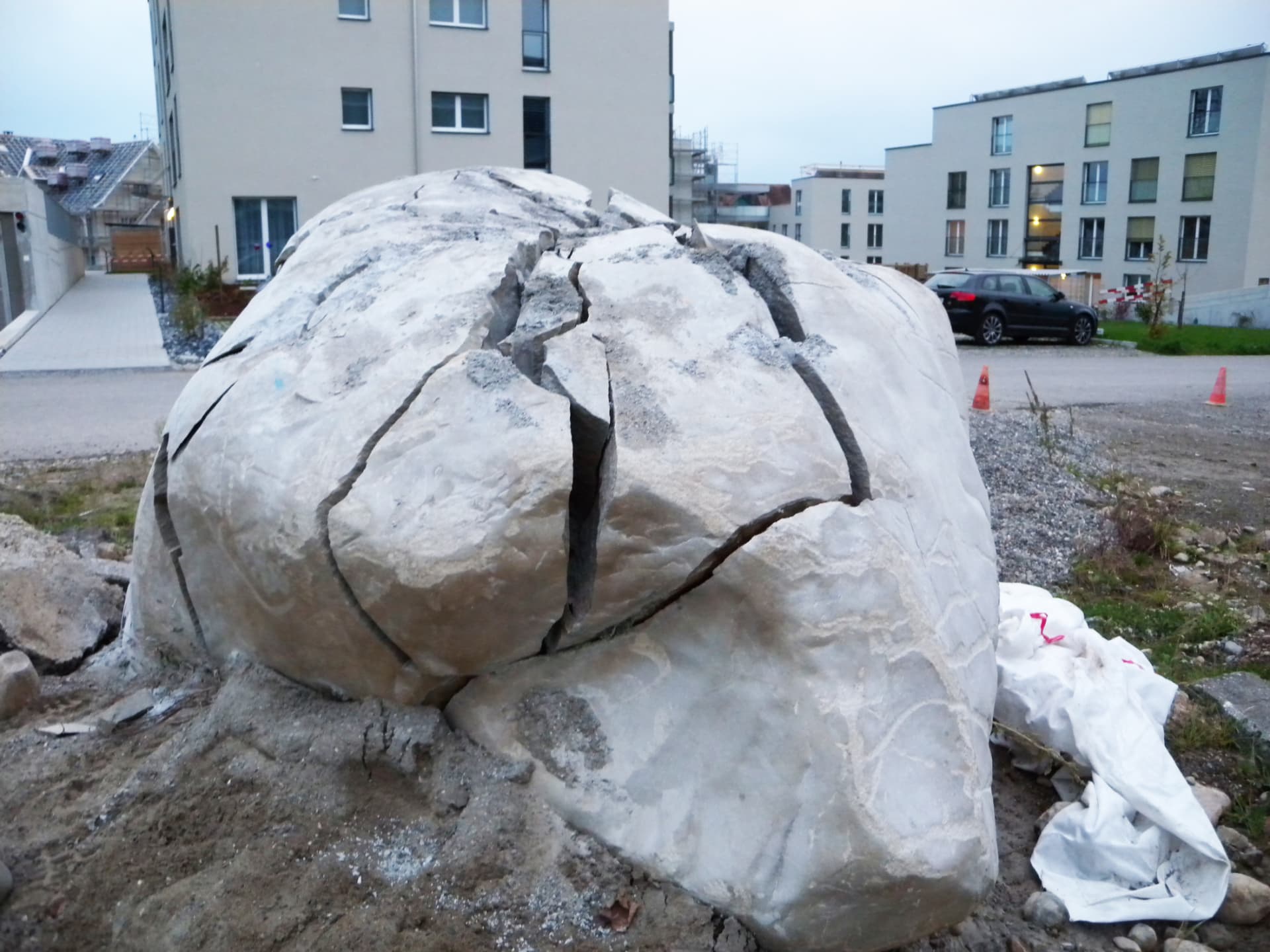 Controlled splitting of a boulder in a residential area