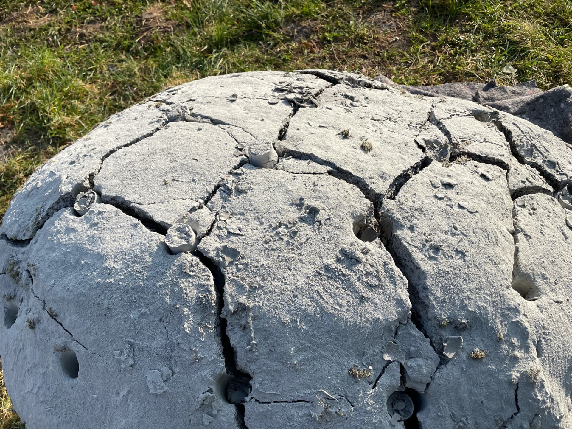 Crack pattern from above: drill hole grid splits the block radially
