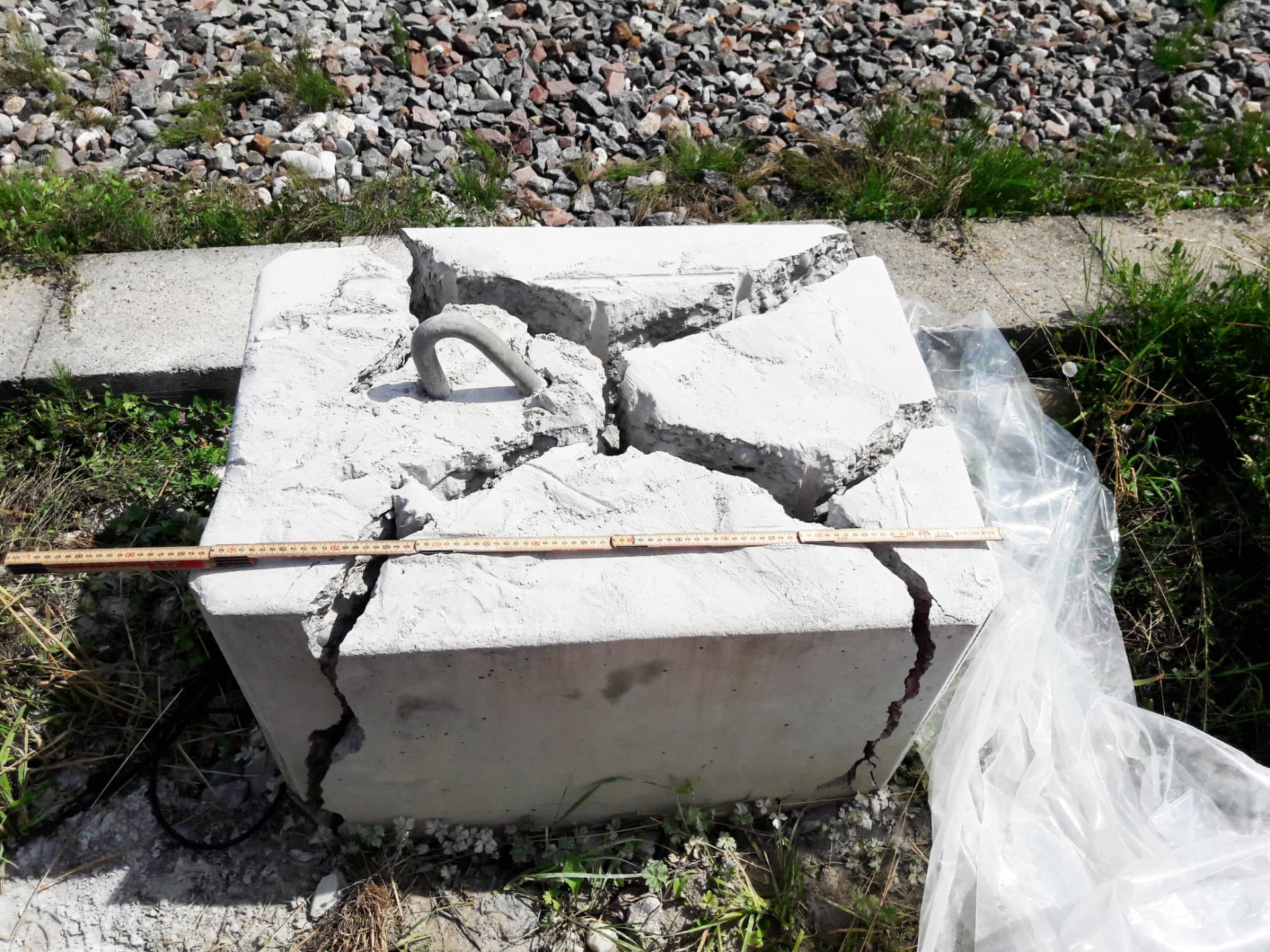 Reinforced concrete base cleanly split – crack pattern shown to scale