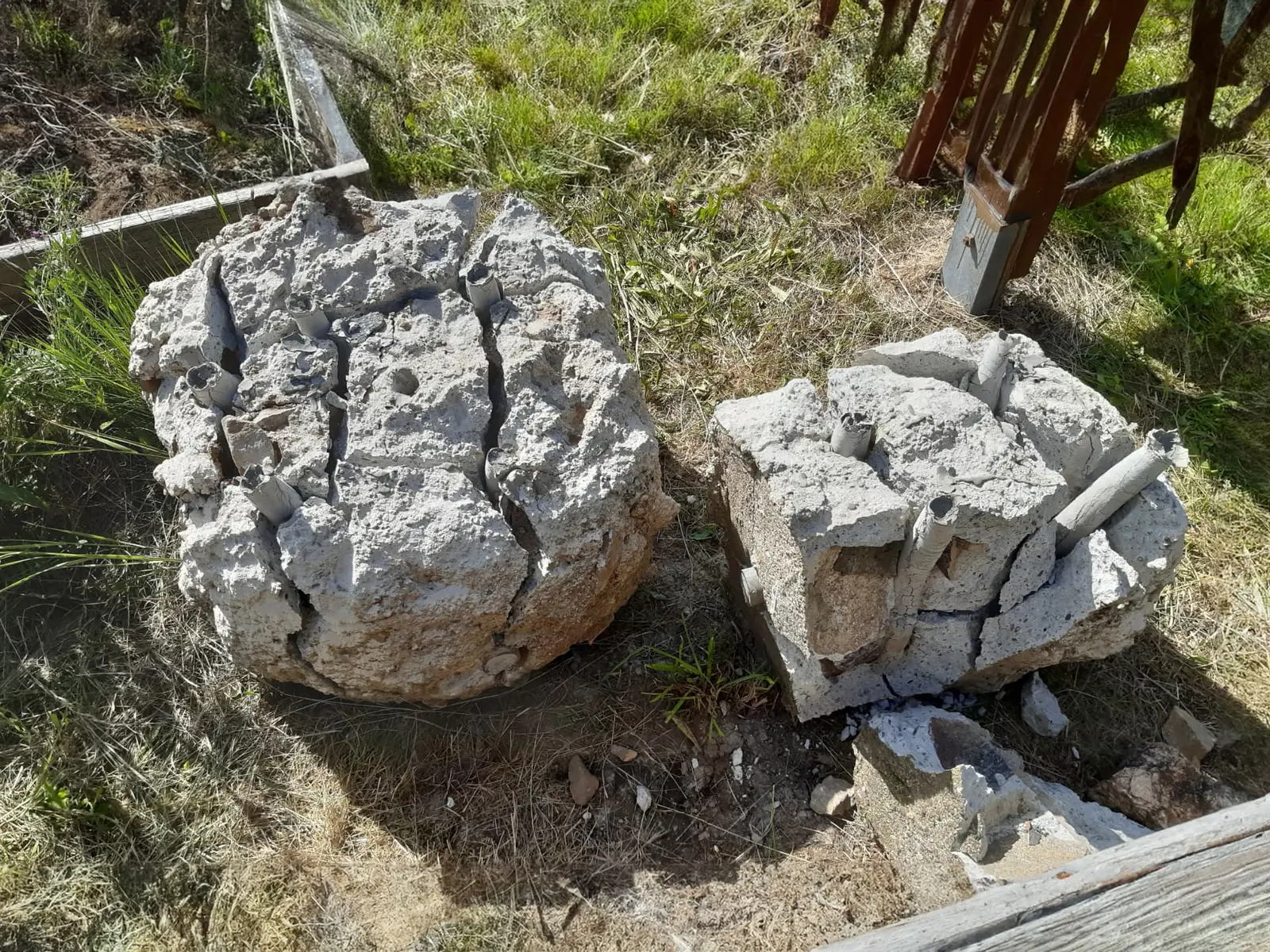 Betonové základové bloky zcela rozděleny pomocí mřížky vrtů