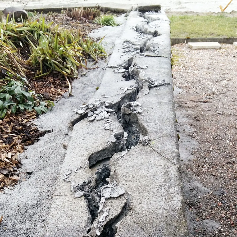Betonová zeď na zahradě podélně protržena – bez hluku a bez trhavin